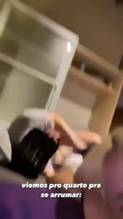 Taina Costa mostra peito