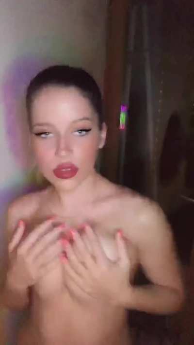 Look at my boobs! do you wanna touch them daddy?🍆💦💦