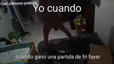 Juan David, 11 años, acaba de recibir la paliza de su puta vida.
