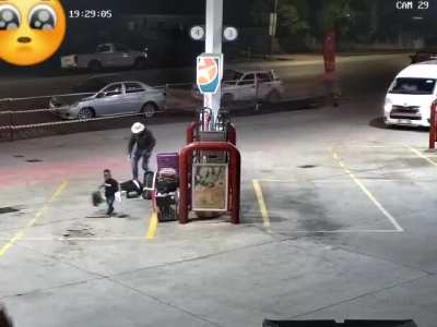 [LFO] hitman takes out unaware man from behind, prompting his wife to run away without their child