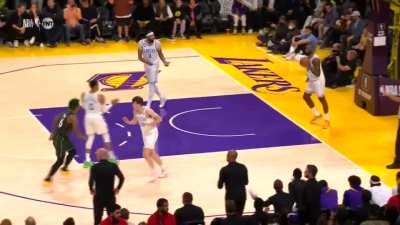 [Highlight] amazing inbound pass from the Lakers