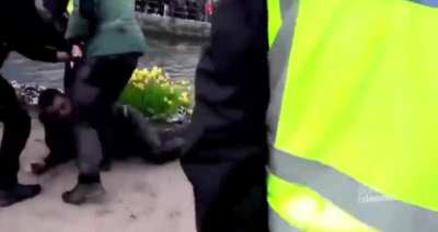 İsve&ccedil;&rsquo;te, İslam karşıtlığıyla tanınan Rasmus Paludan, polis koruması altında M&uuml;sl&uuml;manların yoğun yaşadığı b&ouml;lgede Kur&rsquo;an yaktı. Nehre atlayıp Paludan&rsquo;ı durdurmak isteyen M&uuml;sl&uuml;manlar g&ouml;zaltına alındı.
