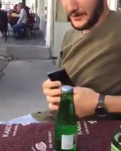 Como n&atilde;o abrir uma cerveja kkkk (Reddit Ready)