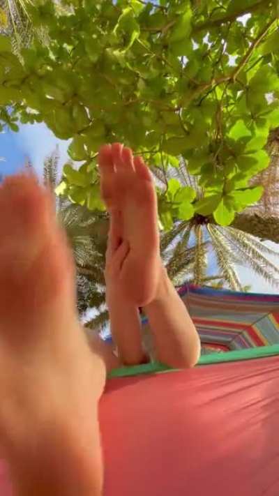 Take a moment and relax under my soles, Monday&rsquo;s are stressful ☺️