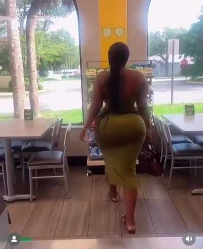 So thick in that dress 😮&zwj;💨🍑