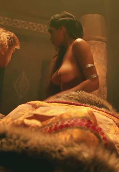 Rosario Dawson (Alexander - 2004)