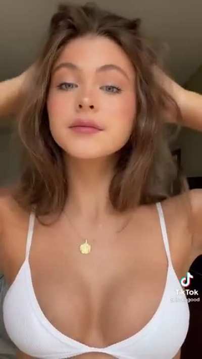 She&rsquo;s so damn hot🤤