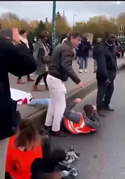French Citizens taking care of &lsquo;Climate Change Activists&rsquo; 🤣😁 This is required in India for all Andolanjivi