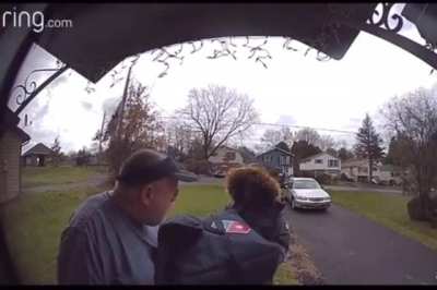 Pizza man robbed in broad daylight, and they steal from his car too