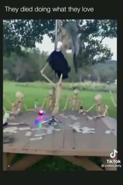 it it spoopy season my doods