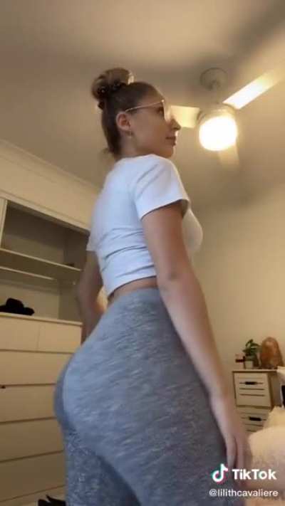She got 10M on tiktok for this 🎂🤤