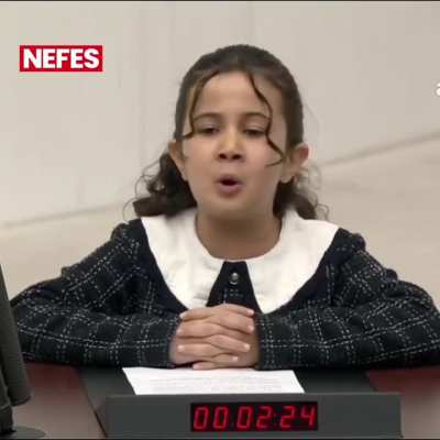 TBMM &Ccedil;ocuk &Ouml;zel Oturumu'nda k&uuml;rs&uuml;ye &ccedil;ıkan &ccedil;ocuk: "Bug&uuml;n bu y&uuml;ce Meclis'te bir &ccedil;ocuk olarak sesimi duyurabiliyorum. Bu, Gazi Mustafa Kemal Atat&uuml;rk'&uuml;n bize miras bıraktığı Cumhuriyet'in eseridir."