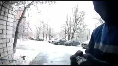 В Самаре появился парень, который устроил охоту на &laquo;умные&raquo; домофоны. Неизвестный борец с технологиями ходит по городу и при помощи лазерного луча испортил порядка 30 домофонов, выжигая им камеры.