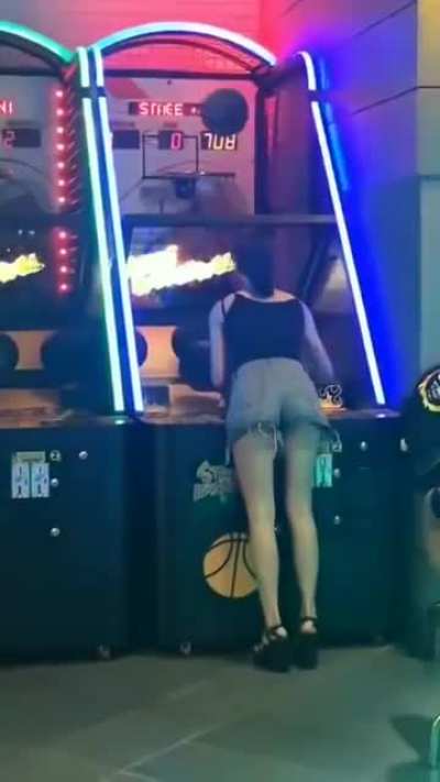 This woman doesn&rsquo;t miss one shot with her own quick technique.