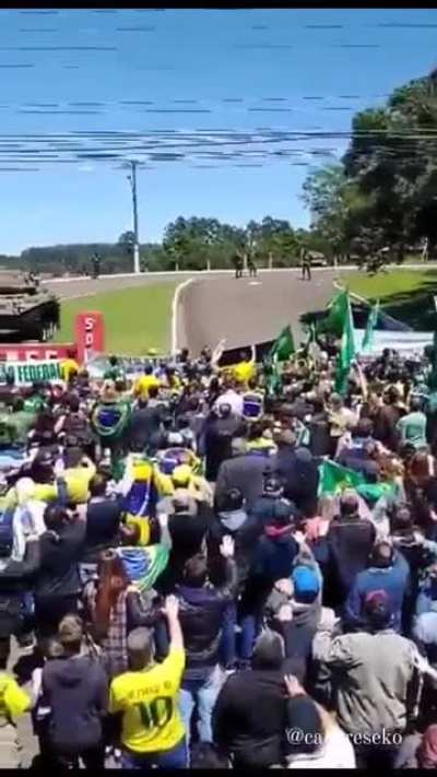 Um belo exemplo de como a direita Bolsonarista da muni&ccedil;&atilde;o pra m&iacute;dia. Objetivo: Ser oposi&ccedil;&atilde;o a esquerda. Obst&aacute;culo: Bolsonaristas imbecis. Pensa no que a m&iacute;dia esquerdista vai fazer com a opini&atilde;o de 40% dos eleitores que n&atilde;o s&atilde;o engajados pol&iacute;ticamente.