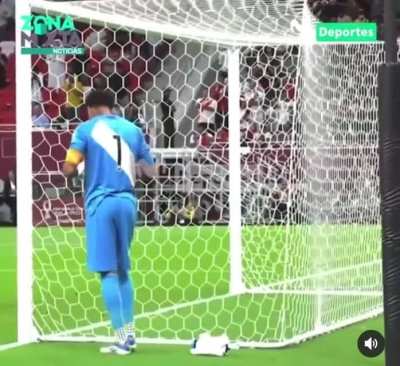 Actual footage of Andrew Redmayne throwing away Peruvian goalkeeper&rsquo;s water bottte