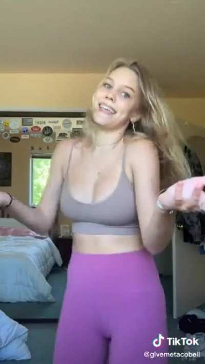 busty blonde teen pawg🤤🤤