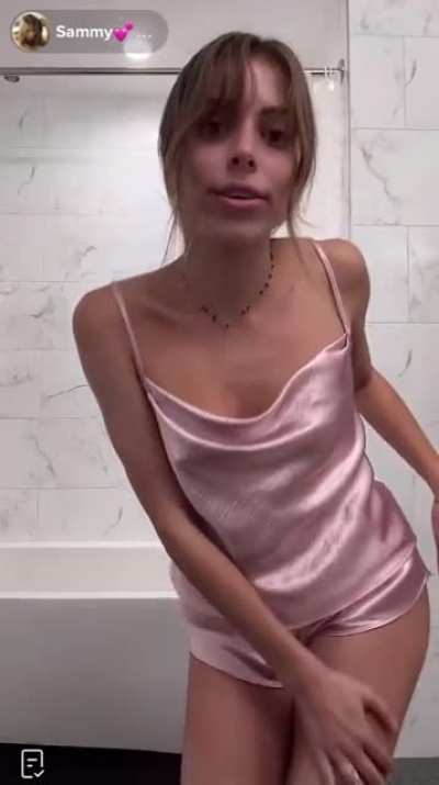 Short clip from the @sammyxoxxoo TikTok live just now.