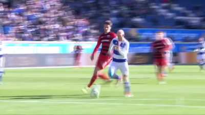 Goleiro toma gol bizarro pois parou pra tomar &aacute;gua achando que o jogo tinha sido paralisado pra checagem do var. 