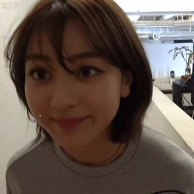 Jihyo - grey sweater, close up