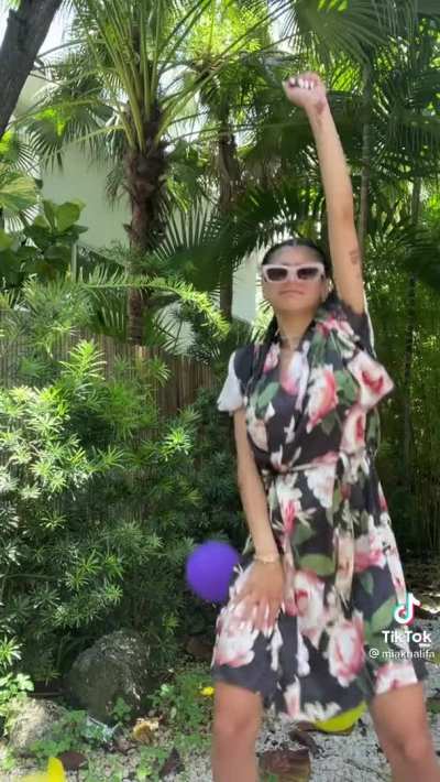 Mia twerking 2