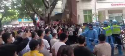 Tensions erupt in Guangzhou in China due to the governments Covid restrictions&hellip; Chinese people are starting to lose their fear of the virus and the government&hellip; and are now openly expressing their anger&hellip;