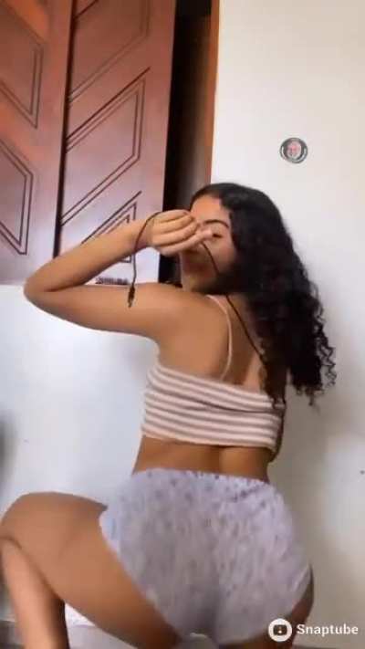 dan&ccedil;ando de shortinho