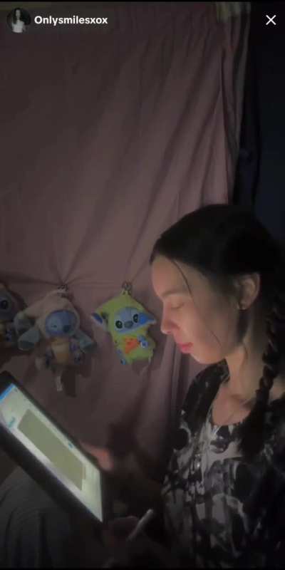 OF girl checks dms on TT live