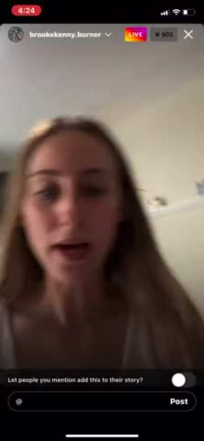Blonde Shaking ass