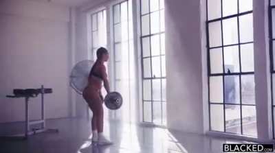 Nicole Aniston working out her perfect body.