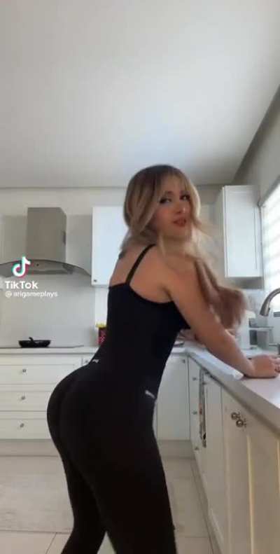 latina streamer