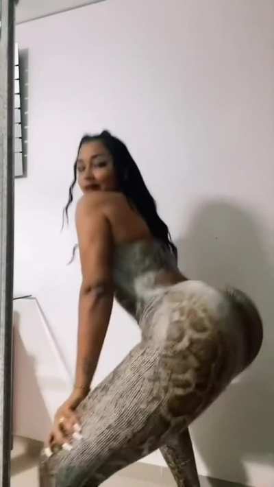 does anyone know who she is plz i’m dying to know