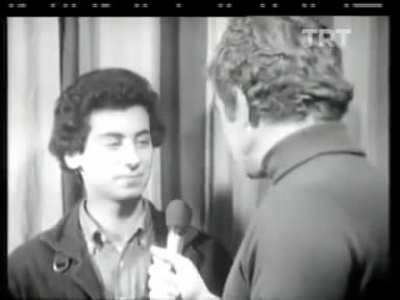 biz normal t&uuml;rk&ccedil;eyi zor konuşuyoruz adam tersten m&uuml;thiş konuşuyor (ESAT ALKAN)
