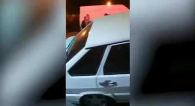 Водитель легковушки с номерами 95 региона в посёлке Партенит в Крыму чуть не убил трёх девушек, сбив их на тротуаре и врезался в торговый павильон. После этого он стал скручивать номера.