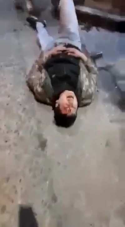 Borracho culiao porfiado se cae intentando entrar escalando a pub que le neg&oacute; la entrada anteriormente. Punta Arenas.