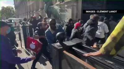 Migrants force their way into "Hotel de Ville" in Paris, demanding accommodation