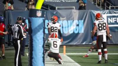 This touchdown celebration entrance by #6 Baker Mayfield is so smooth.