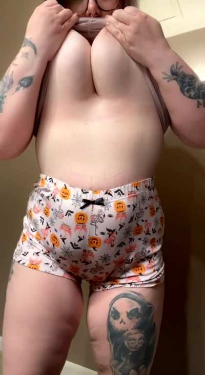 Spooky titty drop 👻