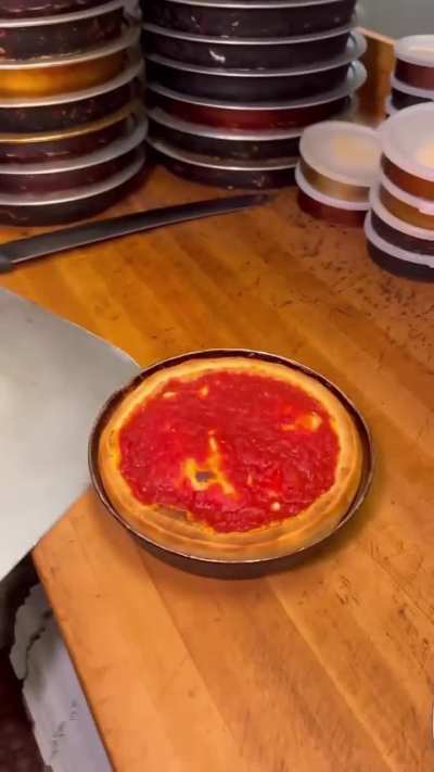 Making Chicago "stuffed" pizza