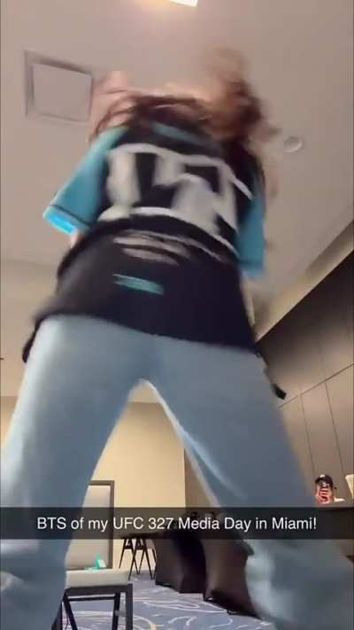 Nina twerk