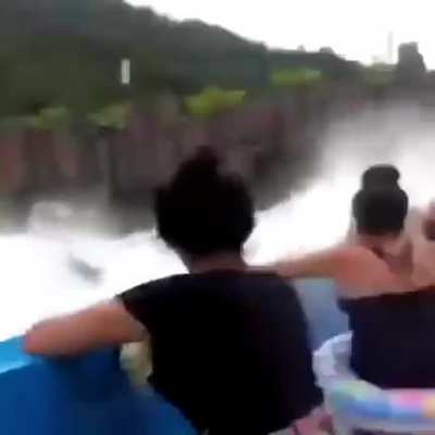 Malfunction wave created a &rsquo;Tsunami&rsquo; in a chinese water park (2019)