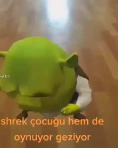 shrek &ccedil;ocuğu hemde oynuyor dans ediyor