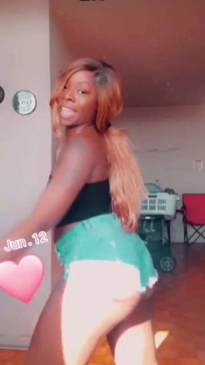 Milf Shaking Her Ass 🍑😍❤️