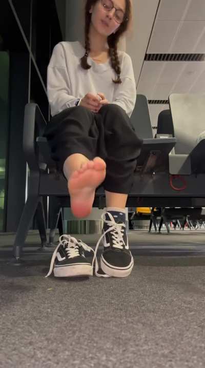 Crazy me 🫢 smelling my socks at the airport 😍