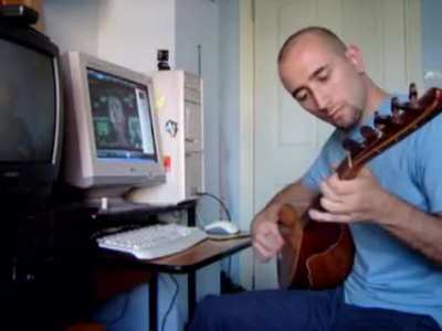 Karantina g&uuml;n&uuml;nde sizlere bir efsaneyi paylaşmak istiyorum. Alphaville big in japan şarkısına bağlama cover yapan abimiz. Yıl sanırım 2007-2009 arası. Video buram buram nostalji kokuyor. Belki de o zamanlar &ccedil;oğu kesim mutluydu. Herkesin belki yaşama sevin