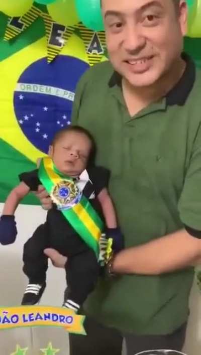 o mlk tem nem 1 ano e ja &eacute; um patriota