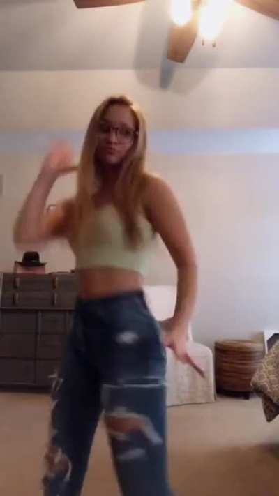 I love this tiktok thot. She loves to show of her body.