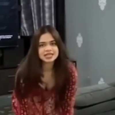 Amisha showing her cleavage 