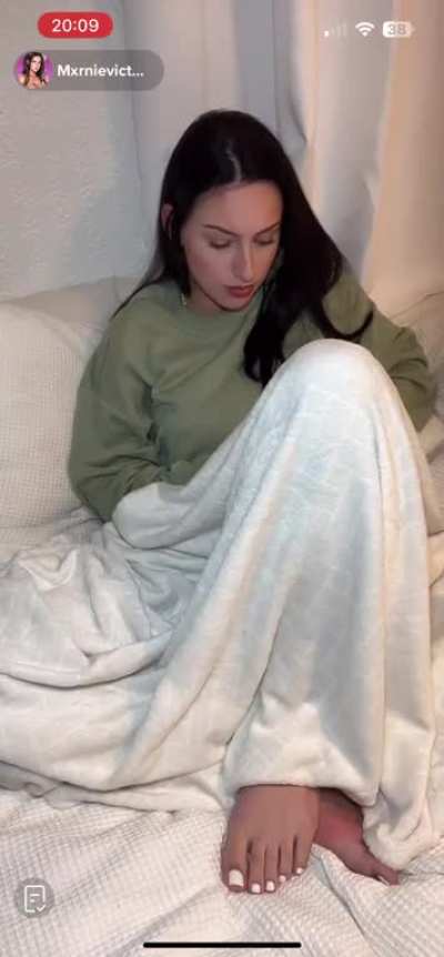 mxrnievictoriaa showing of her beautiful white toes on Tik tok live