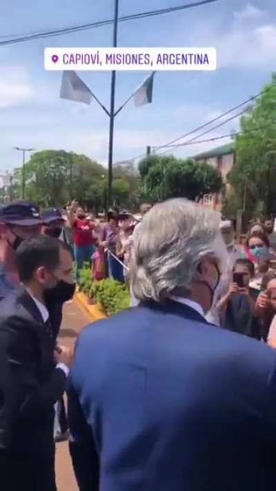 Misiones - Alberto Fernández pidiendo prestado un celular para sacarse una selfie